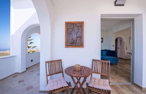 Vourvoulos Apartment | Whole appartment with 3 bedrooms in Vourvoulos-10mins away from Fira by driving!