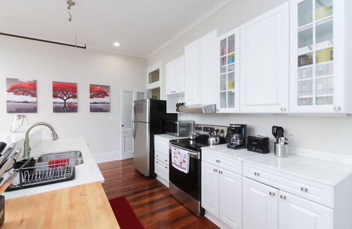 Columbus Apartment | Whole condo - Wifi, King Beds, 55" Smart TV, Walk to Columbus Riverwalk