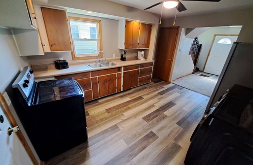 Dubuque House | Whole Home by Heritage Trail, quiet street, outdoor games