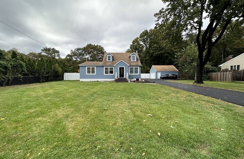 Nesconset House | Whole home SmartTV pet friendly King bed