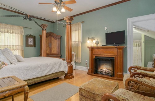 Newaygo Bed & Breakfast | Whole House - 7 Bedrooms at Newaygo Bed & Breakfast