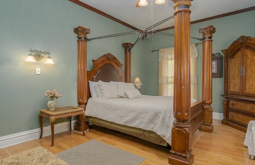 Newaygo Bed & Breakfast | Whole House - 7 Bedrooms at Newaygo Bed & Breakfast