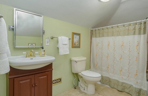 Newaygo Bed & Breakfast | Whole House - 7 Bedrooms at Newaygo Bed & Breakfast