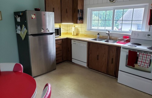 Orillia House | Whole house in Orillia 5 min walk to beach. 28 days or more rental.