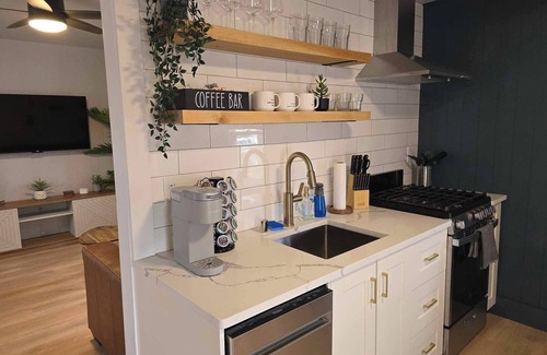 Fifth Ward House | Whole house in Walker's Point + Parking + A/C