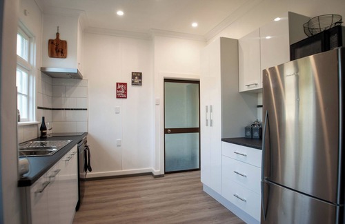 Lawrence House | Whole house, modern, spacious and close to town center, free wifi and parking