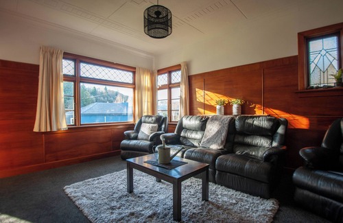 Lawrence House | Whole house, modern, spacious and close to town center, free wifi and parking