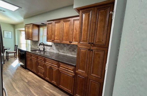 Lewisville House | Whole House, No Stairs, King Bed, Kitchen & Backyard Patio