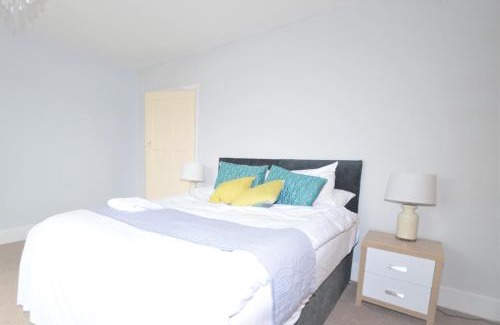 Hinckley House | Whole House - Sleeps 5 - near town centre - off road parking