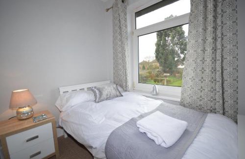 Hinckley House | Whole House - Sleeps 5 - near town centre - off road parking