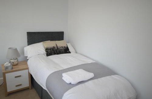Hinckley House | Whole House - Sleeps 5 - near town centre - off road parking