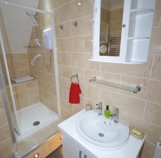 Hinckley House | Whole House - Sleeps 5 - near town centre - off road parking