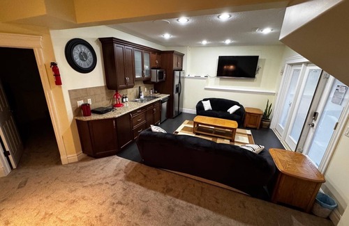 Southwest Calgary House | WHOLE HOUSE/TOP-NOTCH AREA/7 BEDROOM/SLEEPS 23 PERSONS/FULL KITCHEN