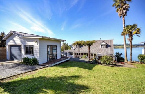 Kerikeri House | Whole House with KerKeri inlet views, fisherman's paradise