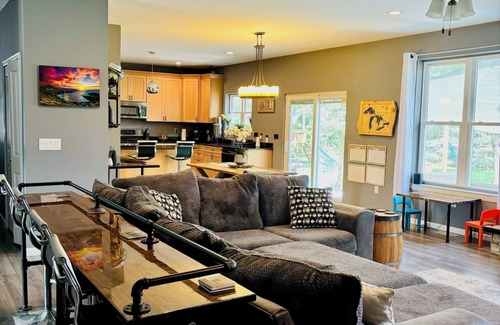 Ann Arbor House | Whole house with volleyball court and Minutes from the BIG HOUSE and UM hospital