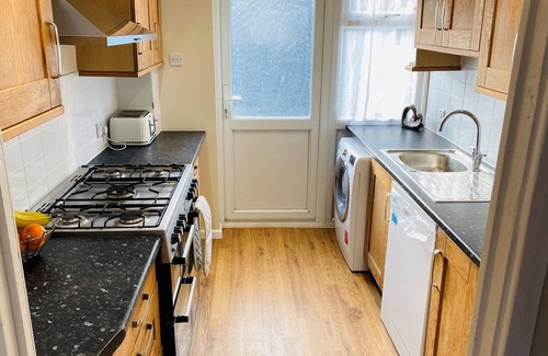 Farnham House | Whole lovely House - 3 bedrooms garden WIFI
