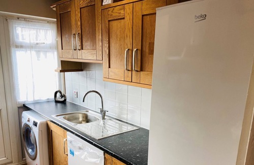 Farnham House | Whole lovely House - 3 bedrooms garden WIFI