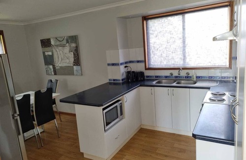 Portland House | *WI-FI & Netflix* Super Comfy Accom, 21meter Long Boat Parking Available!
