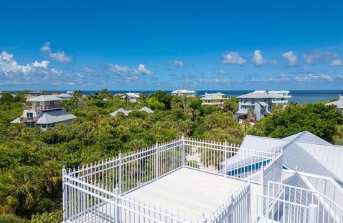 Jose's Hideaway House | Wicked Dolphins: Private Pool, Tiki Bar & Golf Cart Included