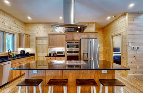 Beaver Cove Cabin | Wicked Moose Cabin* Waterfront*Sleeps 12* Hottub*