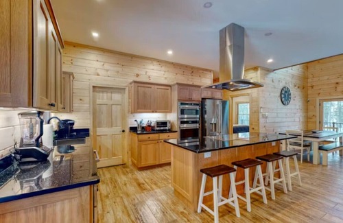 Beaver Cove Cabin | Wicked Moose Cabin* Waterfront*Sleeps 12* Hottub*