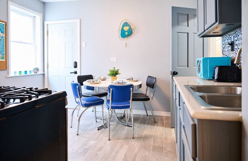 Noble Square Apartment | Wicker Park 2Bdrm Near Downtown & Salt Shed Weekend Special 229.00 Sept 8 - 10
