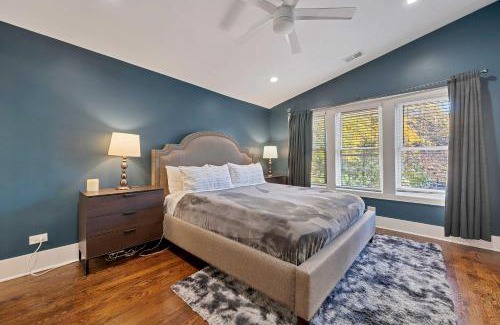 West Town House | Wicker Park 6bd 4ba, Steps from CTA, Parking Incl home
