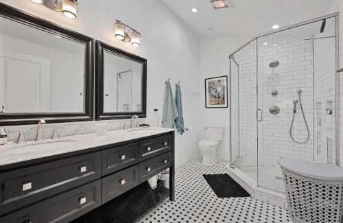 West Town House | Wicker Park 6bd 4ba, Steps from CTA, Parking Incl home