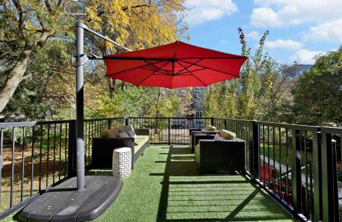 West Town House | Wicker Park 6bd 4ba, Steps from CTA, Parking Incl home