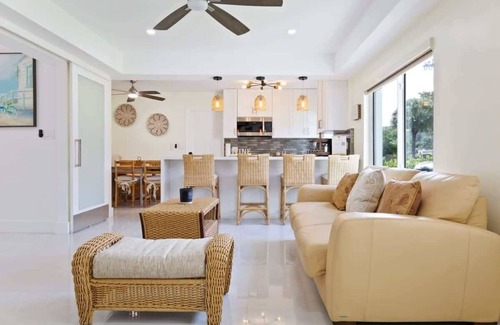 River Oaks House | Wicker & Wine, Homey, Hot Tub in Fort Lauderdale