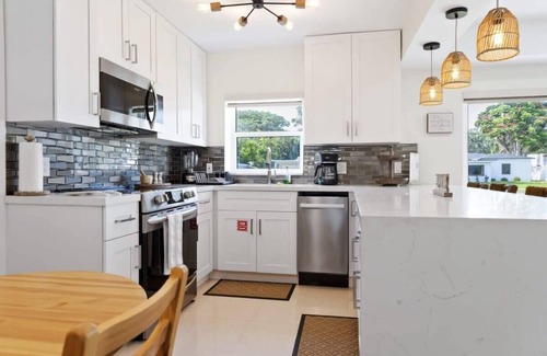 River Oaks House | Wicker & Wine, Homey, Hot Tub in Fort Lauderdale