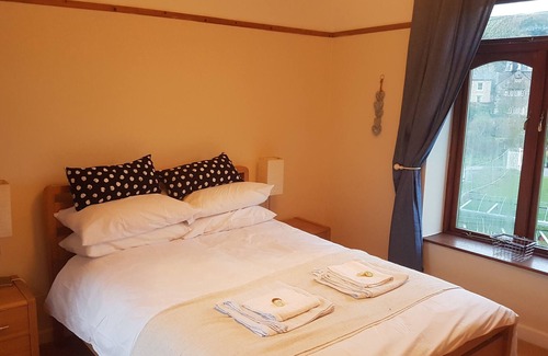 Hayfield House | Wicket Green cottage. Central village location overlooking the river