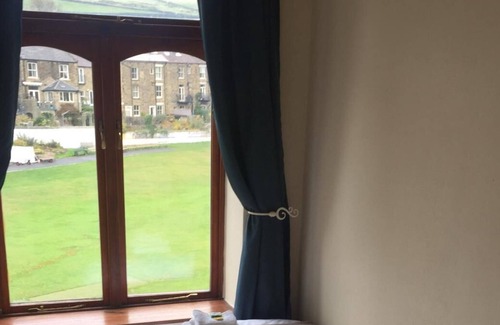 Hayfield House | Wicket Green cottage. Central village location overlooking the river