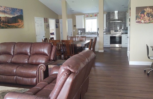 Sevierville House | WIDE OPEN! 4 BEDS $189 With MOUNTAIN VIEWS,PET FRIENDLY on 4 ACRES!
