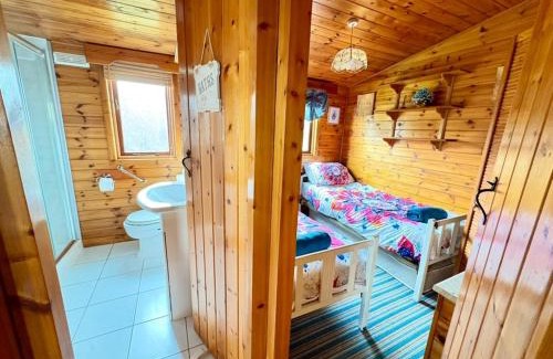 South Cerney Ski Chalet | Wide Water Lodge, Pet Friendly, Hoburne passes included
