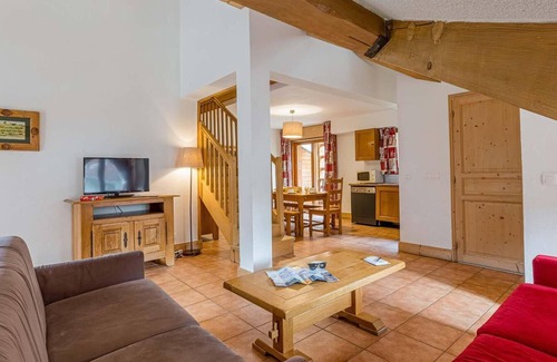 Vaujany Apartment | Wifi, 50m from ski lifts, fitness, swimming pool, sauna, hammam, balcony, parking, tv, 69-75m²