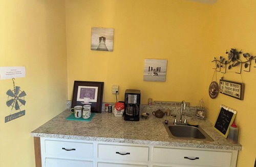 Dunnellon Cottage | WiFi, AC, hot tub, pool, gym, horses welcome!