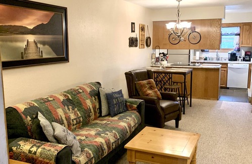 Angel Fire Condo | WiFi.Clean & Updated 2 Bedroom, 2 Bath w/Smart TV’s, travel locker