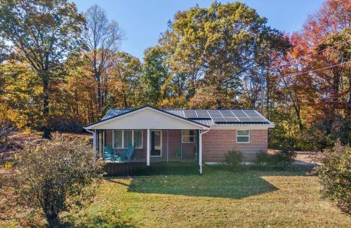 Beattyville House | WiFi - Cozy Stay - Grey Duck