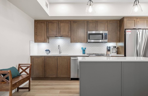Dead Man's Flats Condo | Wifi - Heated Pool - Hot tub - Stunning Views - Fitness Center-5 mins to Canmore