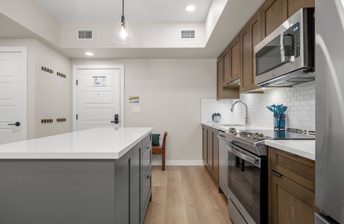 Dead Man's Flats Condo | Wifi - Heated Pool - Hot tub - Stunning Views - Fitness Center-5 mins to Canmore