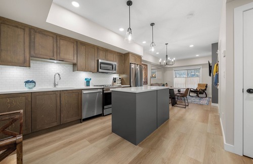 Dead Man's Flats Condo | Wifi - Heated Pool - Hot tub - Stunning Views - Fitness Center-5 mins to Canmore