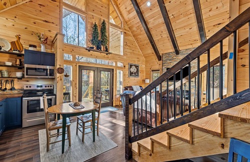 Rogers Cabin | WiFi, Hot Tub & Pets - EagleRock Retreat in Red River Gorge, KY!