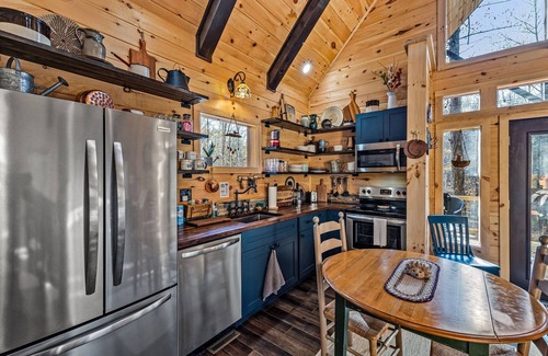 Rogers Cabin | WiFi, Hot Tub & Pets - EagleRock Retreat in Red River Gorge, KY!