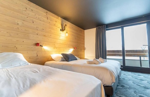 Saint-Chaffrey Hotel | Wifi, view mountain, swimming pool, sauna, hammam, balcony, parking, ski locker, 20m²