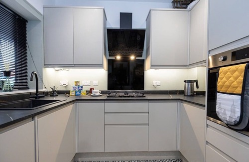 Wigan House | Wigan 4BR Retreat + Full Kitchen & Street Parking
