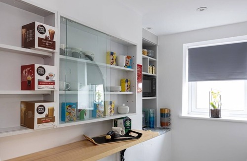 Wigan House | Wigan 4BR Retreat + Full Kitchen & Street Parking