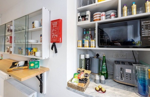 Wigan House | Wigan 4BR Retreat + Full Kitchen & Street Parking
