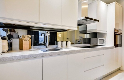 Wigan Apartment | Wigan - Apartment - Sleeps 3 - Parking - Stadium