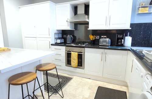 Wigan Apartment | Wigan Central Comfort | Amazing Family Apartment + Free Parking | 6 Guests